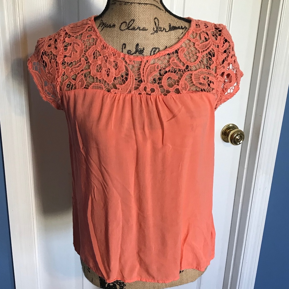Lightweight top with embroidered detail
